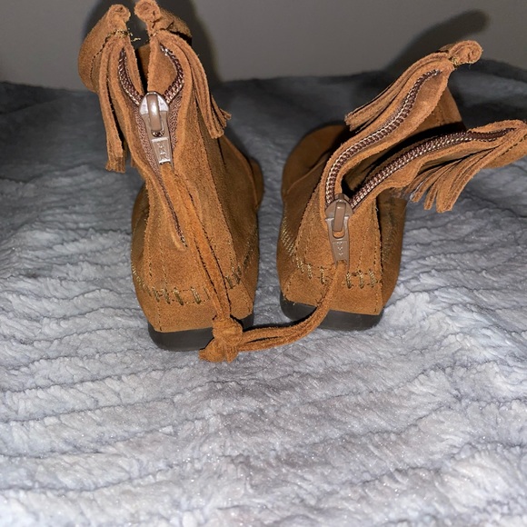 Minnetonka High Top Back Zip Boot. Brown. Like new - Picture 3 of 7